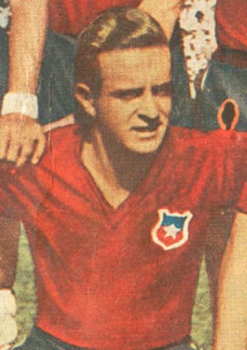 Delantero e histórico de Universidad Católica, debutó con Chile en 1947, a la edad de 18 años y 352 días. Eso sí, su debut no fue grato: Uruguay lo amargó tras golear a La Roja por 6-0 en la Copa América.