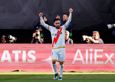 Rayo Vallecano 1-0 FC Barcelona | Despejó Iñigo Martínez, pero apareció la figura de Unai López, que se sacó un potente disparo desde la frontal, cazando el rechace, y sorprendiendo a Iñaki Peña.