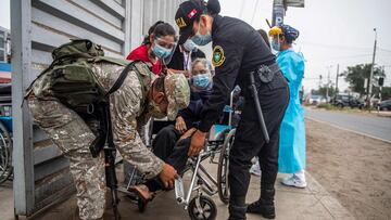 Elderly citizens arrive to get a dose of the Pfizer-BioNTech vaccine against COVID-19, at a vaccination center in Lima on April 23, 2021. - Earlier this week Peru implemented the compulsory use of a transparent face shield to enter stores and markets -in addition to the face mask- due to the sharp increase in contagions and deaths boosted by the Brazilian variant of the new coronavirus, amid a second wave of the pandemic. (Photo by ERNESTO BENAVIDES / AFP)