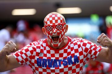 Hoy en el Al Bayt Stadium se enfrentan las selecciones de Croacia y Marruecos y los seguidores de ambos combinados han llenado de color el estadio. 