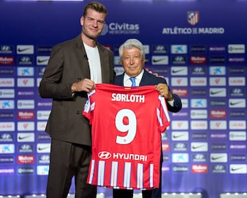 Alexander Solorth y Enrique Cerezo muestran la camiseta con el nombre de Sorloth, y el dorsal que lucirá el delantero noruego en el Club Atlético de Madrid.