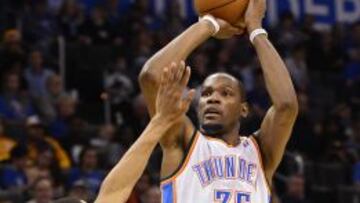 Wesley Johnson intenta bloquear un lanzamiento de Kevin Durant.