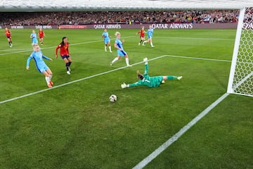 La jugadora española Olga Carmona observa como el balón se dirige a la porteria inglesa en el 1-0. 