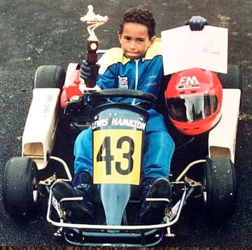 Hamilton con 13 años enseñando su primer trofeo de campeón.