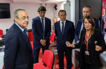 El presidente del Real Madrid, Florentino Pérez, junto a Raúl González y Emilio Butragueño en la capilla ardiente de José Antonio Reyes en el estadio Sánchez Pizjuán.