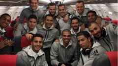 Vuelta de Eibar. Varios jugadores del Madrid posan sonrientes en el avi&oacute;n a excepci&oacute;n de Cristiano.
 
