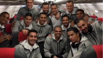 Vuelta de Eibar. Varios jugadores del Madrid posan sonrientes en el avi&oacute;n a excepci&oacute;n de Cristiano.
 