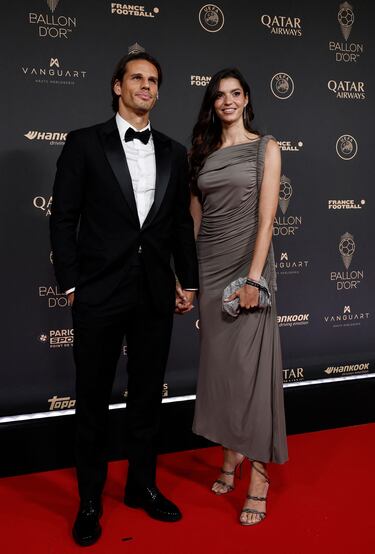 Yann Sommer del Inter de Milán y su compañera Alina Sommer posan antes de la ceremonia de entrega del Balón de Oro 2025.