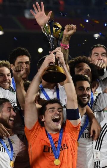 Iker Casillas capitán del  Real Madrid levanta el trofeo del Mundial de Clubes después de ganar el partido ante el San Lorenzo de Almagro en el estadio de Marrakech