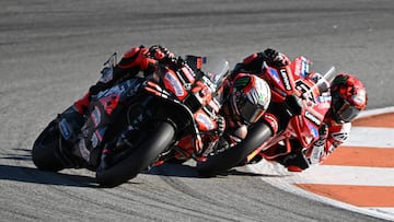 Bezzecchi rodando por delante de Bagnaia en Valencia.