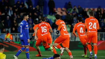 GETAFE, 09/01/2026.- Los jugadores de la Real Sociedad celebran el segundo gol del equipo donostiarra durante el partido de la jornada 19 de LaLiga EA Sports que han disputado Getafe CF y la Real Sociedad este viernes en el Coliseum de Getafe. EFE/ Juanjo Martín