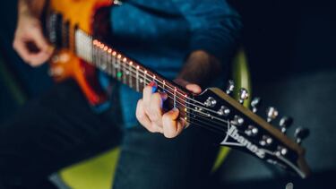 Este gadget te enseña a tocar una guitarra en 60 segundos