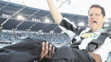 <b>ÉXITOS. </b>Fabio Capello fue manteado por sus jugadores y su gente de confianza tras ganar la Liga la temporada pasada.