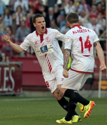 El delantero francés Kevin Gameiro (i), del Sevilla, celebra con su compañero Alberto Moreno (d) el segundo gol ante el RCD Espanyol.