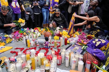 Seguidores de los Los Angeles Lakers y del mundo del baloncesto en general se han reunido en los alrededores del Staples para dar el último adiós a Kobe.