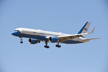 El presidente de los Estados Unidos ha aterrizado en la base aérea de Torrejón de Ardoz para acudir a la cumbre de la OTAN. Biden ha llegado a España en su avión Air Force One, blindado incluso ante una explosión nuclear y capaz de repostar desde el aire. El presidente estadounidense ha sido recibido por el rey Felipe VI al bajar del avión.