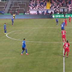 El saque inicial más curioso: Aránguiz y el Leverkusen no podían creer lo de sus rivales