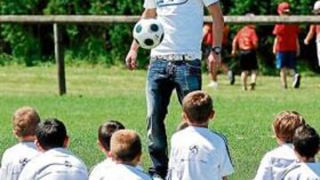 <b>PROFESOR. </b>Villa enseñó a los niños en Asturias los trucos del fútbol.