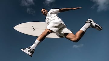 Italo Ferreira con una tabla de surf Nike