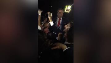 La boda de Soria: acab¨® a hombros y cantando el himno del Sevilla