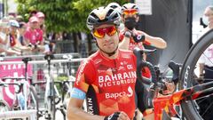 Mikel Landa, junto a su bicicleta, en una salida del Giro.