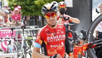 Mikel Landa, junto a su bicicleta, en una salida del Giro.