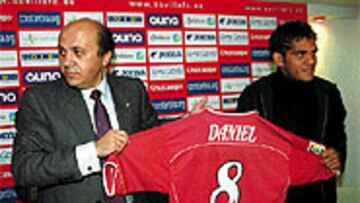 <b>SERÁ EL DORSAL 8</b>. Daniel Alves, lateral derecho brasileño, fue presentado ayer como nuevo jugador del Sevilla hasta el año 2004.