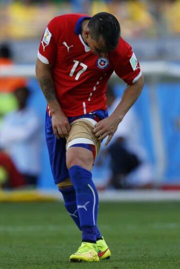 El partido ante Brasil fue una de las postales que más se recuerda de Medel en el pasado mundial. La imagen del 'Pitbull' jugando con el muslo izquierdo vendado conmovió a todos los fanáticos del fútbol, quienes agradecieron y aplaudieron la entrega del volante.