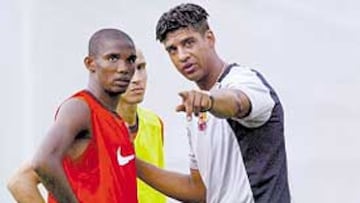 <b>RIJKAARD ACONSEJA A ETOO. </b>El camerunés, objeto de polémica.