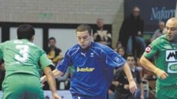 <b>MAGISTRAL. </b>El jugador del Azkar, Fernandinho, fue una pesadilla para la defensa rival.