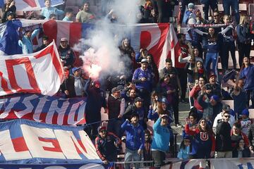 Hinchas de Universidad de Chile realizan el tradicional Banderazo previo al Superclásico.