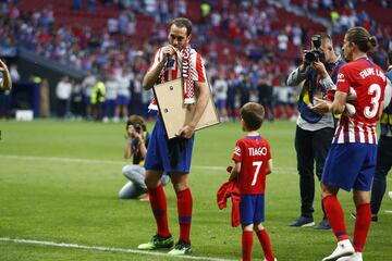 Godín recibió el homenaje de su hinchada. Le pasó el brazalete a Koke y Luiz Pereira le dio una placa con sus partidos de rojiblanco.