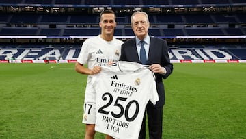 Lucas Vázquez y Florentino Pérez posan tras el partido con una camiseta conmemorativa por los 250 partidos de Liga del futbolista gallego.