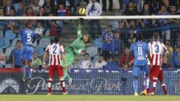 Moyá realiza un paradón.