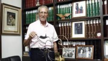 Federico Mart&iacute;n Bahamontes posa con la escultura que le regal&oacute; el Ayuntamiento de Guadamur en la 50&ordf; edici&oacute;n de la Vuelta a Toledo.