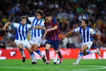 Leo Messi intenta irse de la defensa donostiarra.