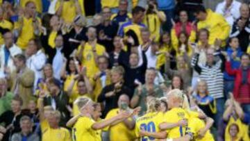 Las jugadoras de Suecia celebran uno de los goles conseguidos ante Italia.