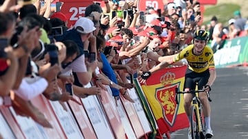 Sepp Kuss celebra con el público su victoria en Javalambre, meta de la sexta etapa de la Vuelta a España 2023.