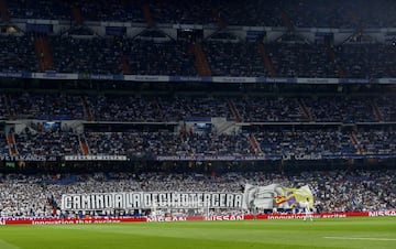 Aficionados del Real Madrid con una pancarta.