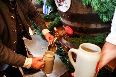 Un cervecero llena varias jarras de cerveza durante la inauguración del Oktoberfest 2025.