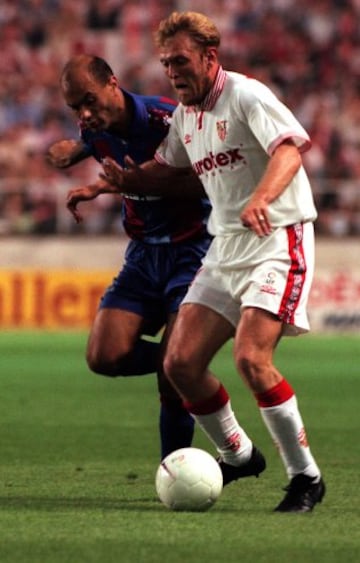 Jugó en el Barcelona entre 1995 y 1997, cuando se fue al Sevilla.
