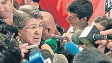 <b>FOCO DE NOTICIA. </b>Enrique Cerezo tuvo que atender a los medios de comunicación y habló sobre el interés del Liverpool en hacerse con los servicios de Torres.