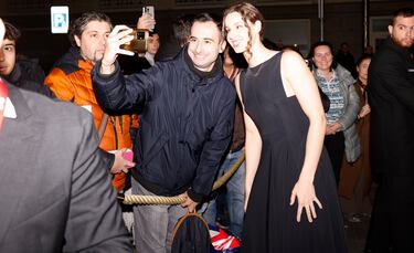 Iris Tió, Premio AS del Deporte 2025, se fotografía con seguidores presentes en los alrededores del Hotel Palace de Madrid