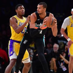 Wembanyama destroza a los Lakers en ocho minutos