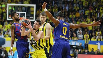 Cory Higgins y Brandon Davies intentan frenar a Nando de Colo en el choque de la pasada temporada.