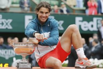 Rafa Nadal posa con el trofeo de Roland Garros 2013 después de vencer en la final a David Ferrer