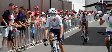 Alejandro Valverde, antes de acudir al control de firmas en la etapa 11 en Alhama de Murcia.