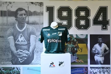 El equipo terminó vínculo con Puma y ahora será vestido por Le Coq Sportif, marca francesa que ya lo vistió hace más de 3 décadas. Borré y Cuéllar recibieron un homenaje por su participación en Copa América.