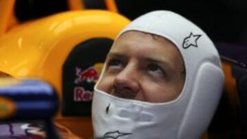 El piloto alemán Sebastian Vettel, de Red Bull Racing, en el garaje de su escudería durante la segunda sesión de entrenamientos libres para el Gran Premio de Gran Bretaña de Fórmula Uno, en el circuito de Silverstone en Northamptonshire, Reino Unido, hoy, viernes 28 de junio de 2013.