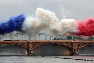 Humo de colores que forma la bandera de Francia en el puente de Austerlitz, sobre el ro Sena.